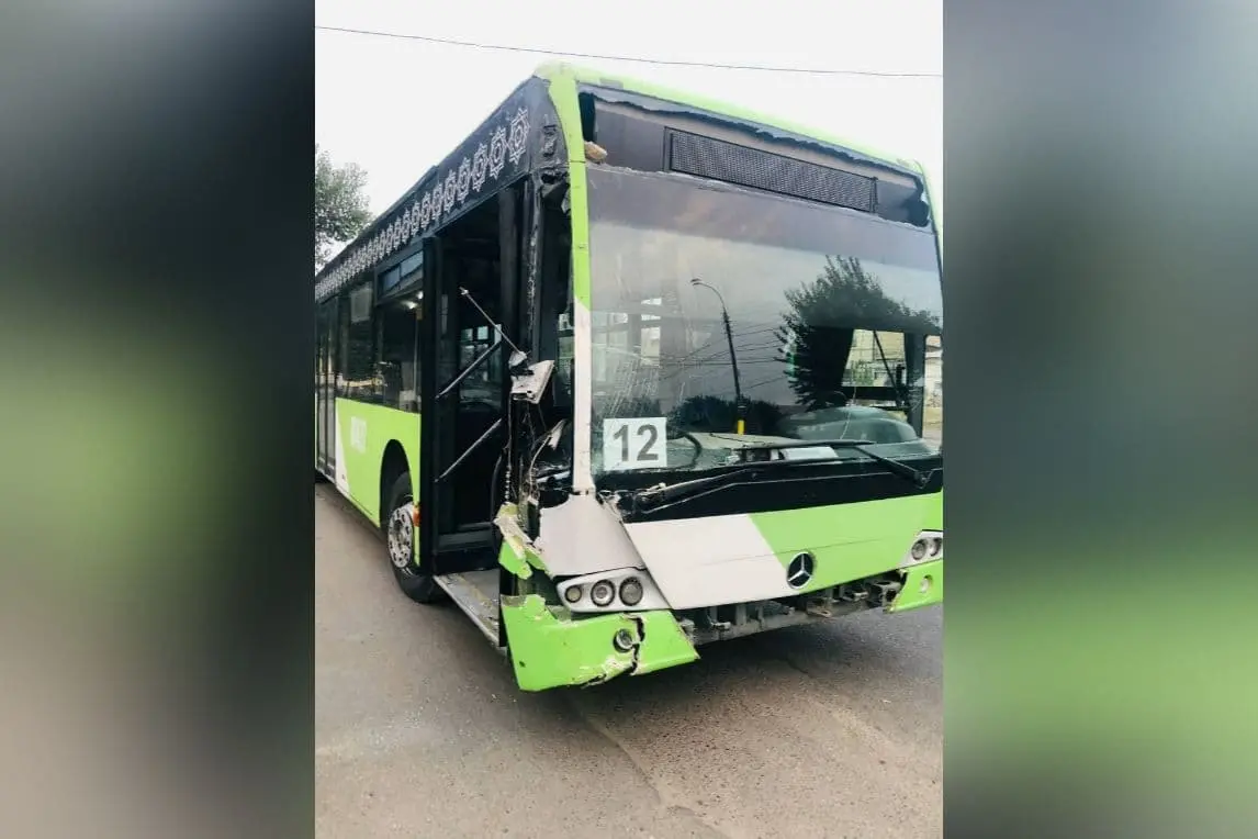 Toshkentda avtobus svetofor va yo‘l yoqasidagi uyga borib urildi