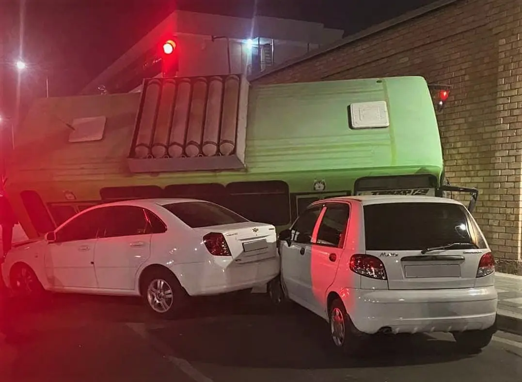 Qo‘yliqda Isuzu avtobusi va ikki yengil avtomobil to‘qnashdi