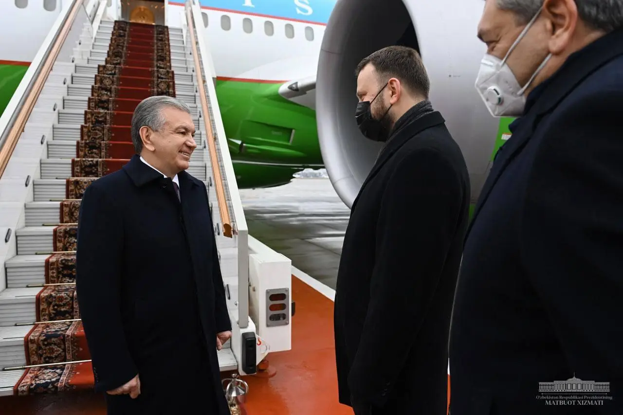 Shavkat Mirziyoyev Moskvaga yetib bordi