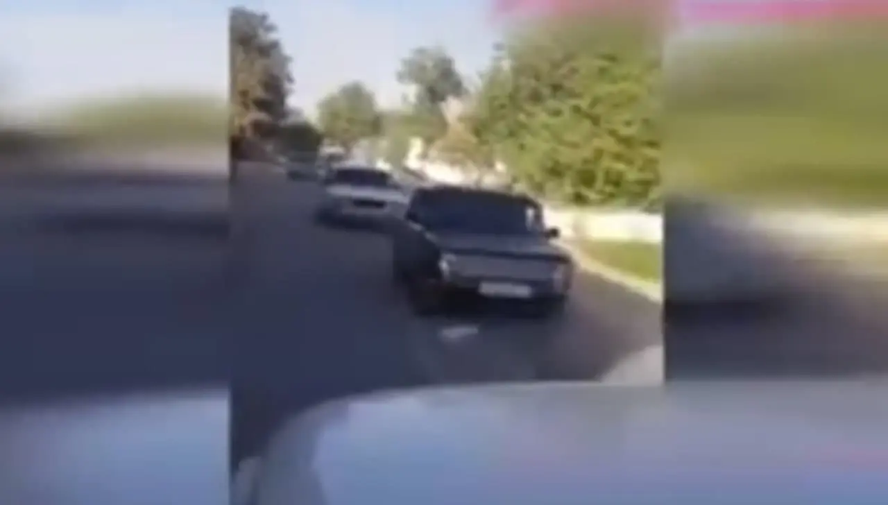 Samarqandda to‘y kortejidagi “Jiguli”lar drift qilib, keskin harakatlandi (video)