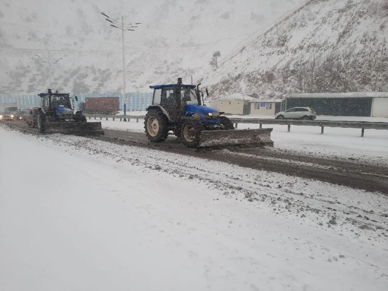 Qamchiq dovoni yo‘lidagi qorni tozalashga 121 ta texnika va 350 ga yaqin ishchi jalb etildi (video)
