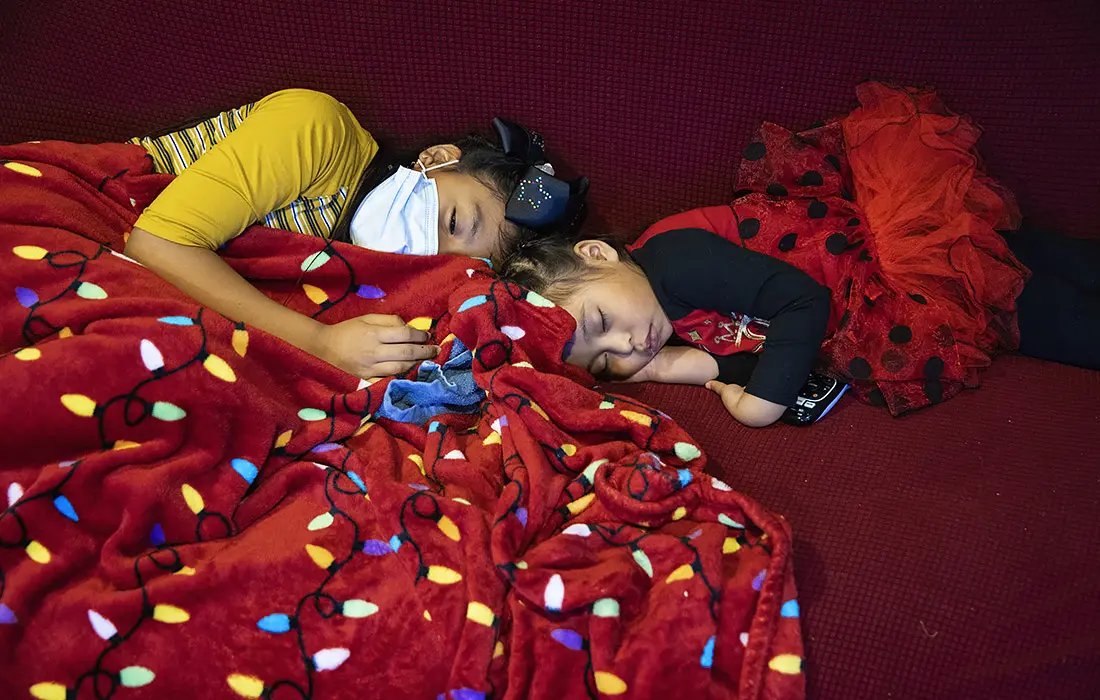 Fotogalereya: 2021-yilda dunyo koronavirus pandemiyasini qanday o‘tkazdi?