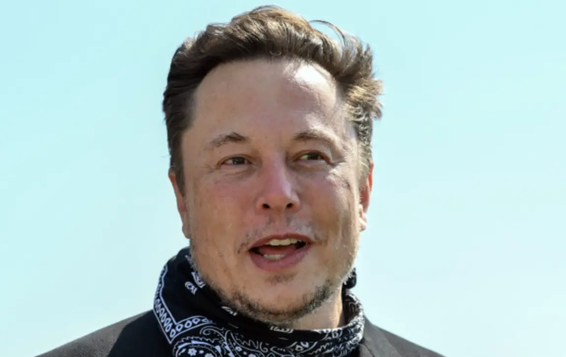 Ilon Mask rossiyalik Tesla elektromobillari egalarining shikoyatlariga javob qaytardi