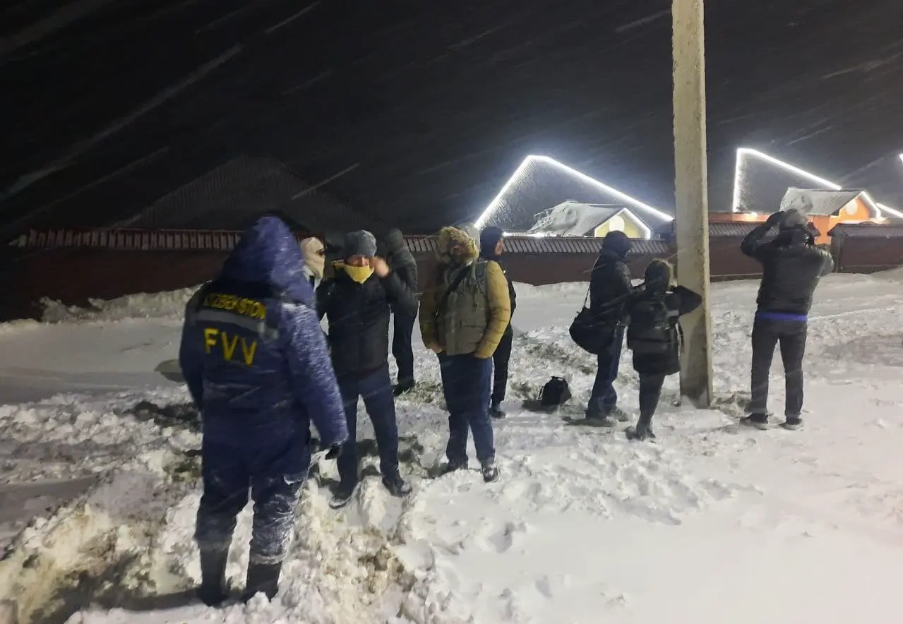 Qamchiq dovonida mashinasi bilan qolib ketgan 14 kishi evakuatsiya qilindi
