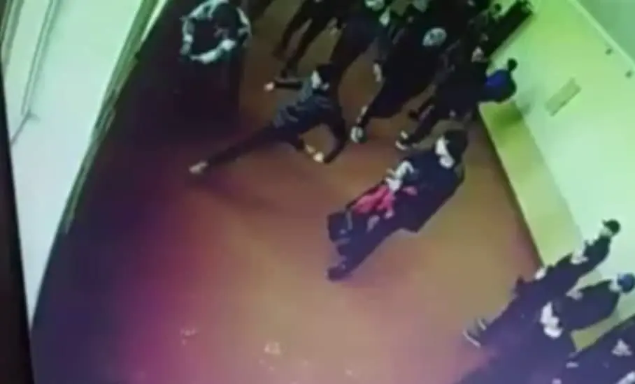 Asakada maktab o‘quvchilari o‘rtasida ommaviy mushtlashuv sodir bo‘ldi (video)