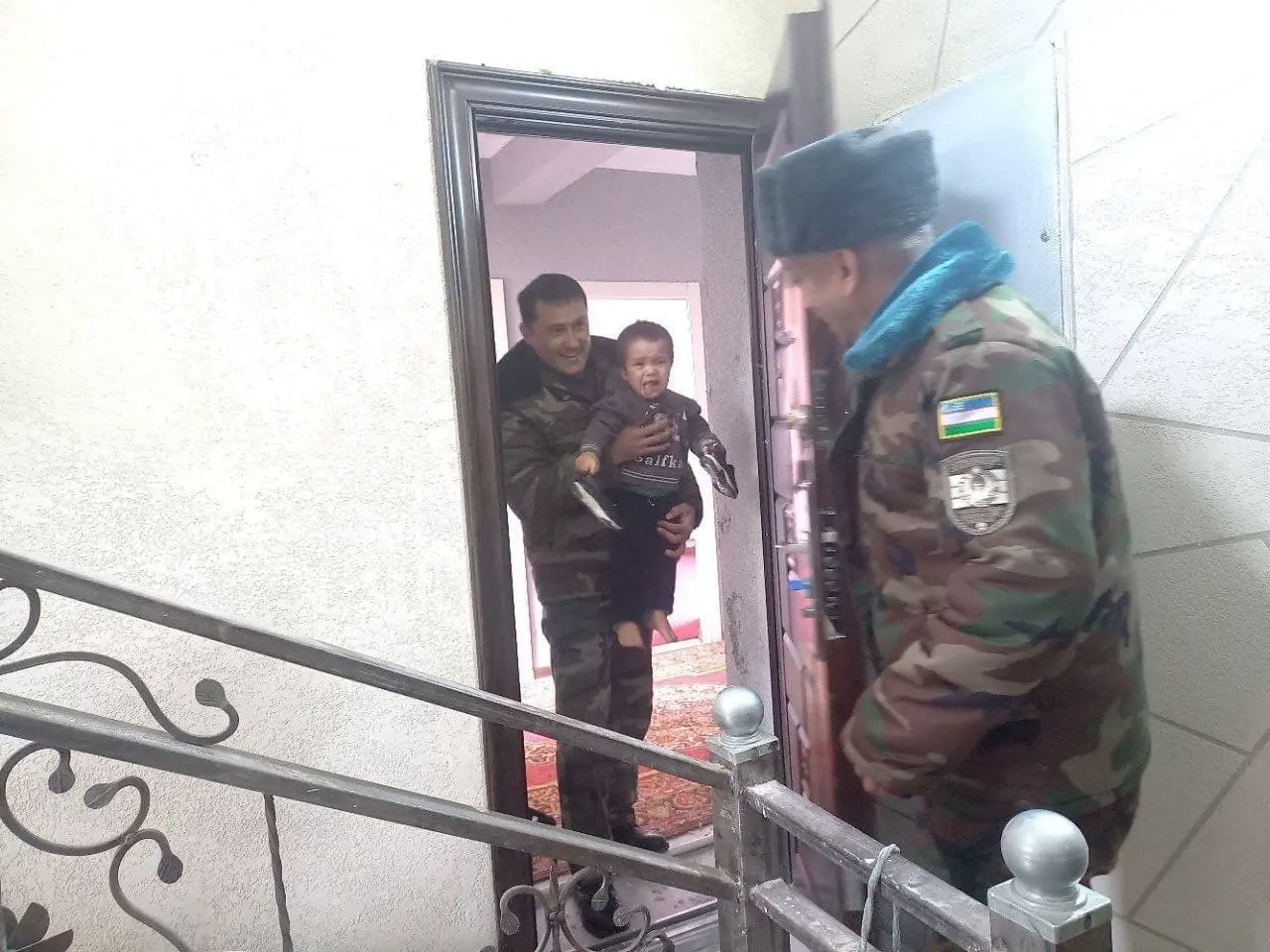 Farg‘onada ko‘p qavatli uydagi xonadonda qulflanib qolgan yosh bola qutqarildi