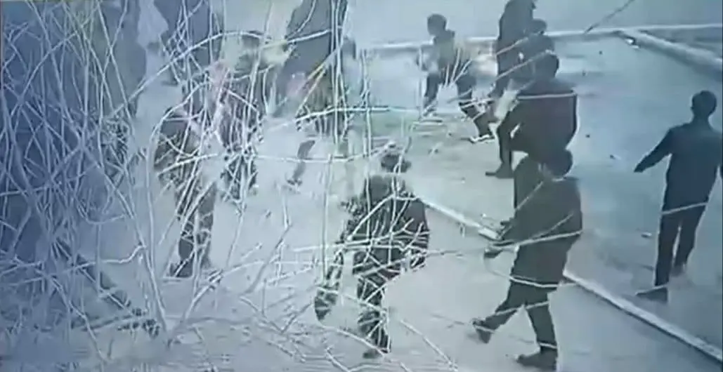 Qarshidagi maktab o‘quvchilari darsdan qochib, mushtlashayotgani aks etgan video tarqaldi. Avvalroq shu maktabda o‘qiydigan prokurorning o‘g‘li sinfxonada hojatini chiqargandi