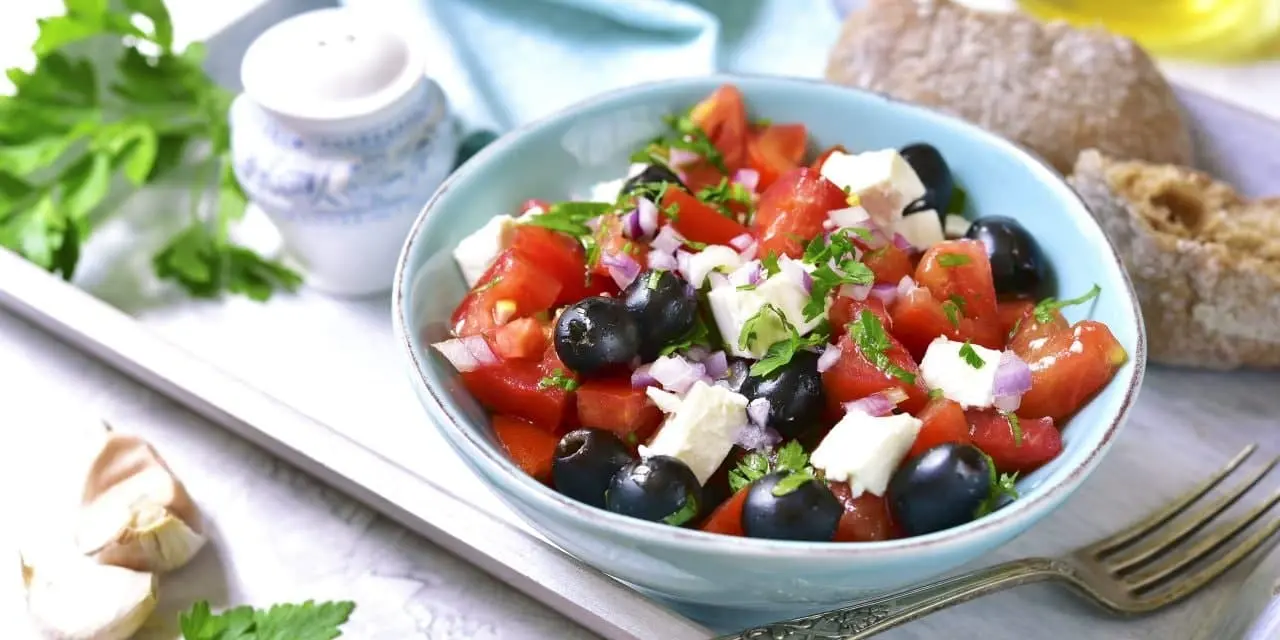 Vitaminlarga boy pomidor va brinzali salat retsepti