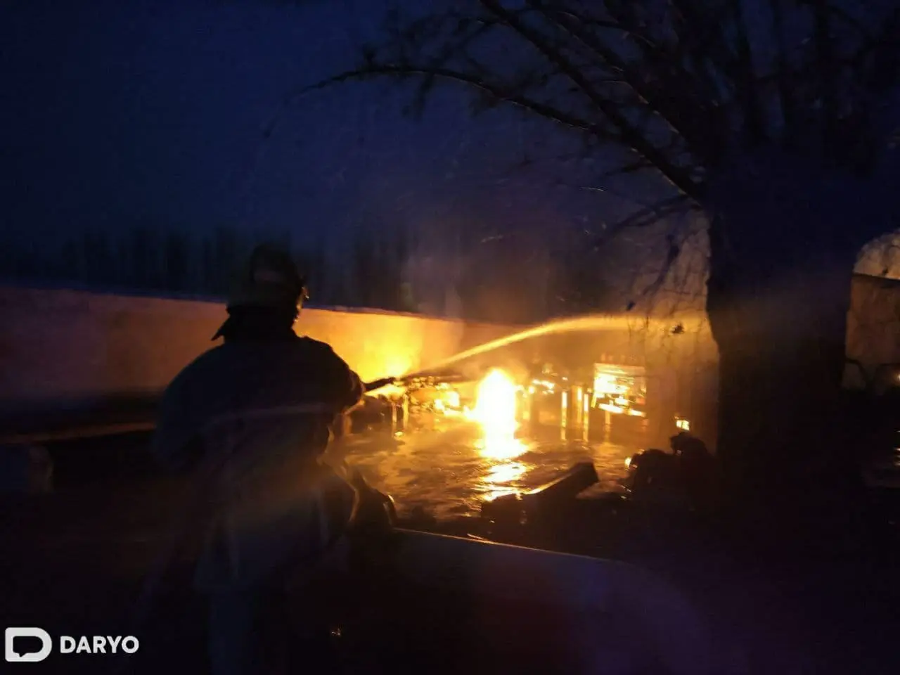 Farg‘onada gaz ballon tashuvchi avtomashinada yong‘in sodir bo‘ldi (video)