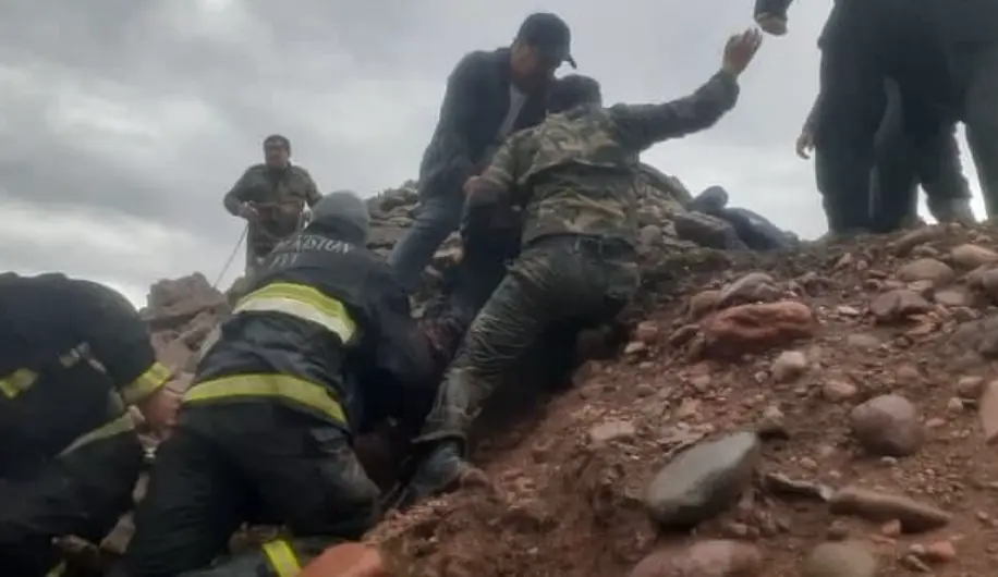 Angrenda soy o‘zanida qolib ketgan fuqaro qutqarildi