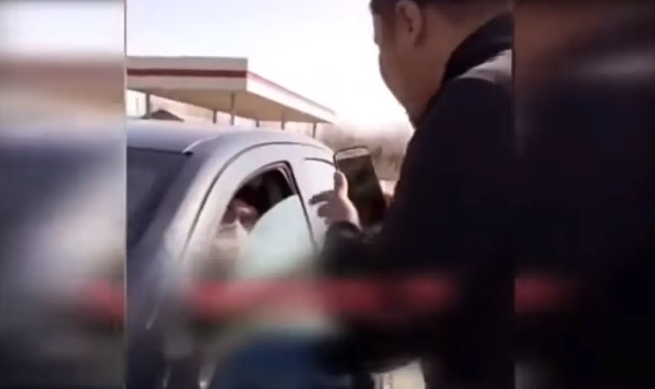 Samarqandda YPX xodimini haqorat qilgan haydovchi 10 sutkaga qamaldi (video)