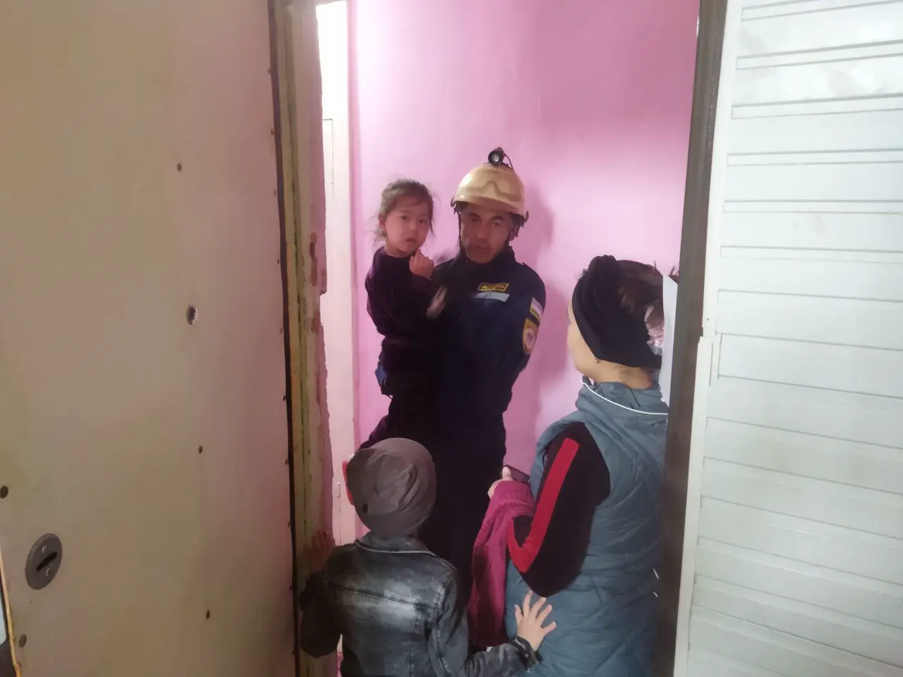 Farg‘onada ko‘p qavatli uydagi xonadonda qulflanib qolgan ikki yoshli qizaloq qutqarildi