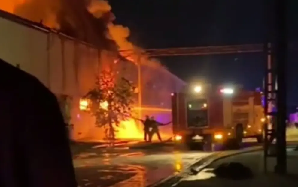Buxorodagi qurilish mollari sexida yong‘in sodir bo‘ldi (video)