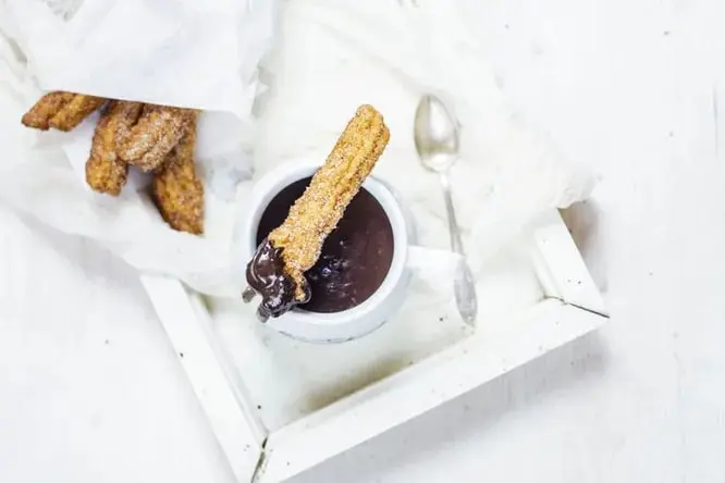 Eng oddiy retsept bo‘yicha ispancha shirinlik — churros tayyorlab ko‘ring