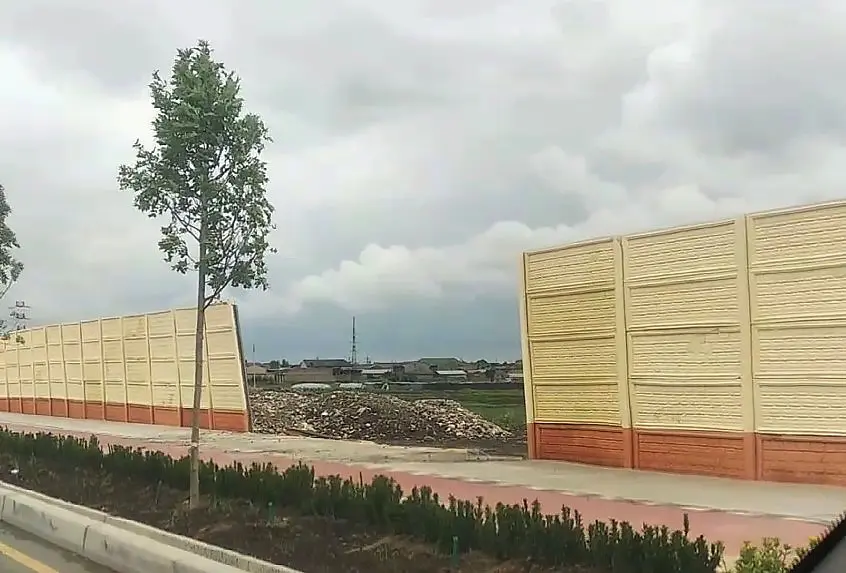 Sergelida yangi yo‘l bo‘ylab qurilgan devorning bir qismi qulab tushdi