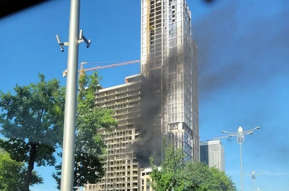 Toshkentdagi Nest One qurilish binosida yong‘in chiqdi (video)