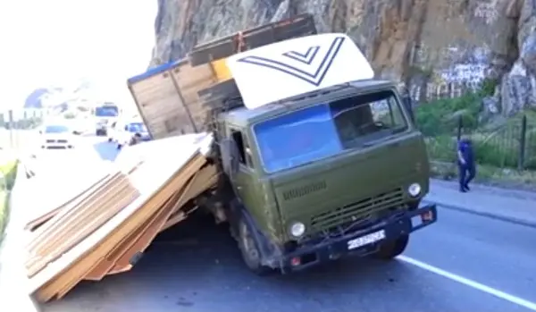 Jizzaxda “KamAZ”ga ortilgan ortiqcha yuk ag‘darildi