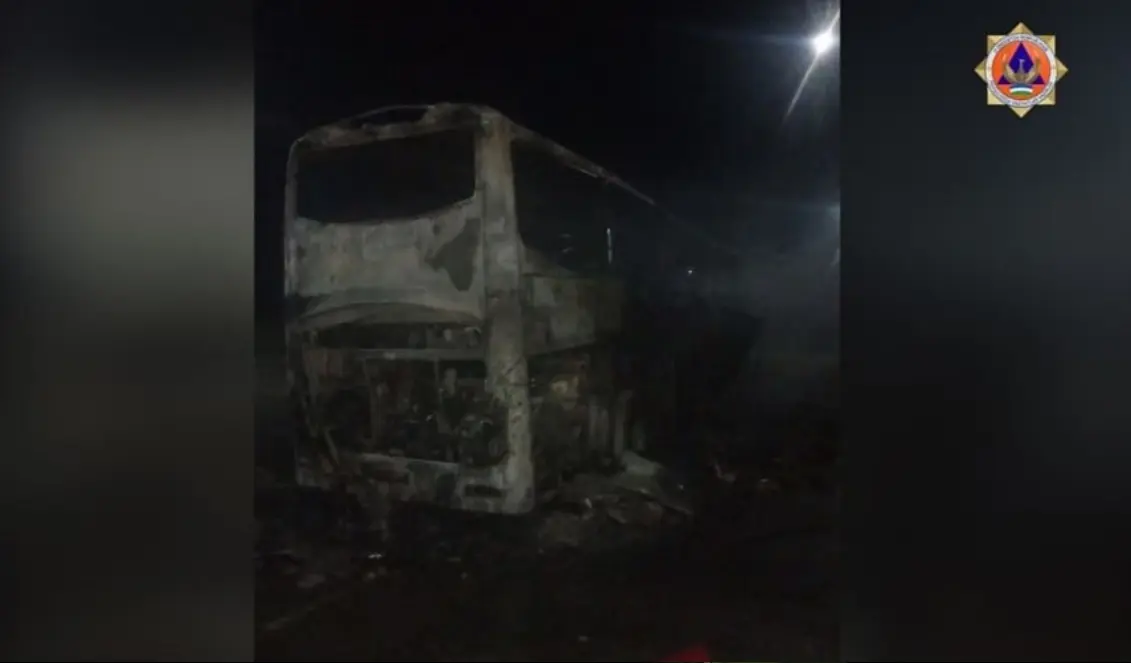 Toshkentdan Nukusga harakatlanib ketayotgan avtobus yonib ketdi
