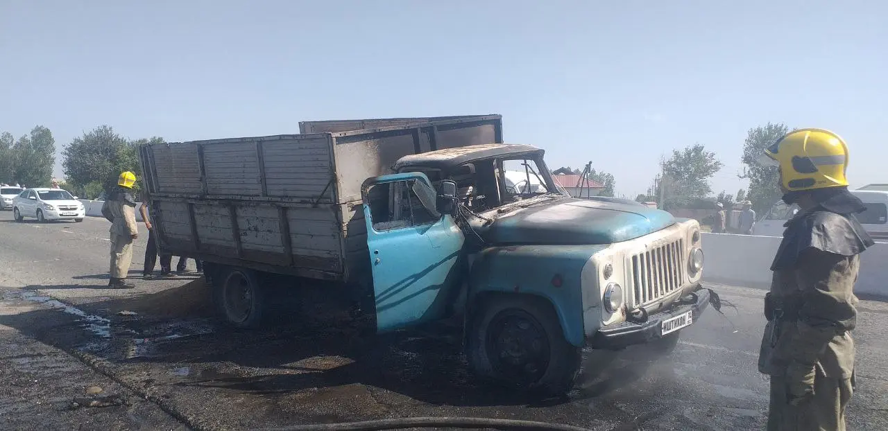 Samarqandda harakatlanib ketayotgan “ZIL” yonib ketdi