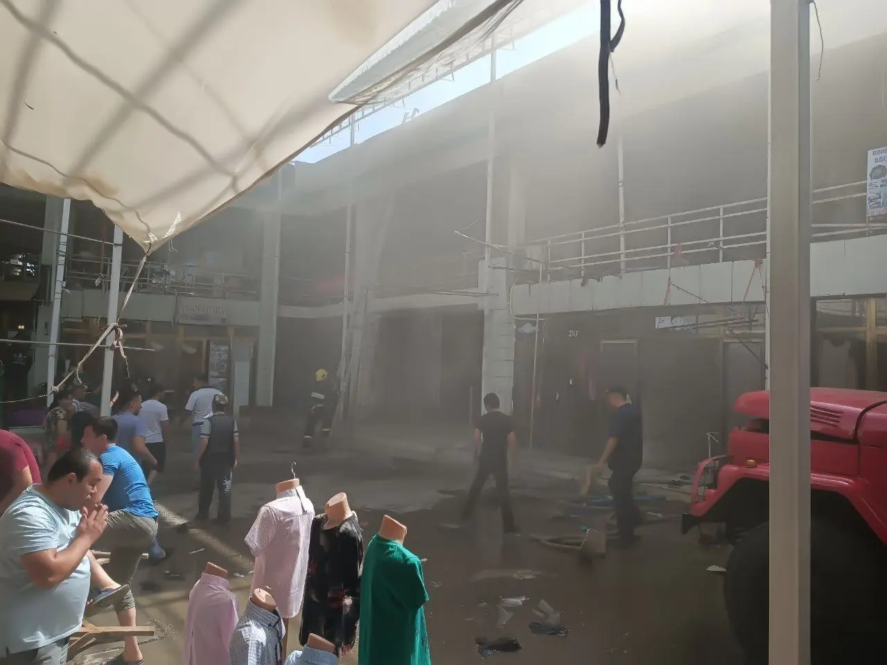 Buxoro shahridagi markaziy dehqon bozorida yong‘in sodir bo‘ldi (foto)