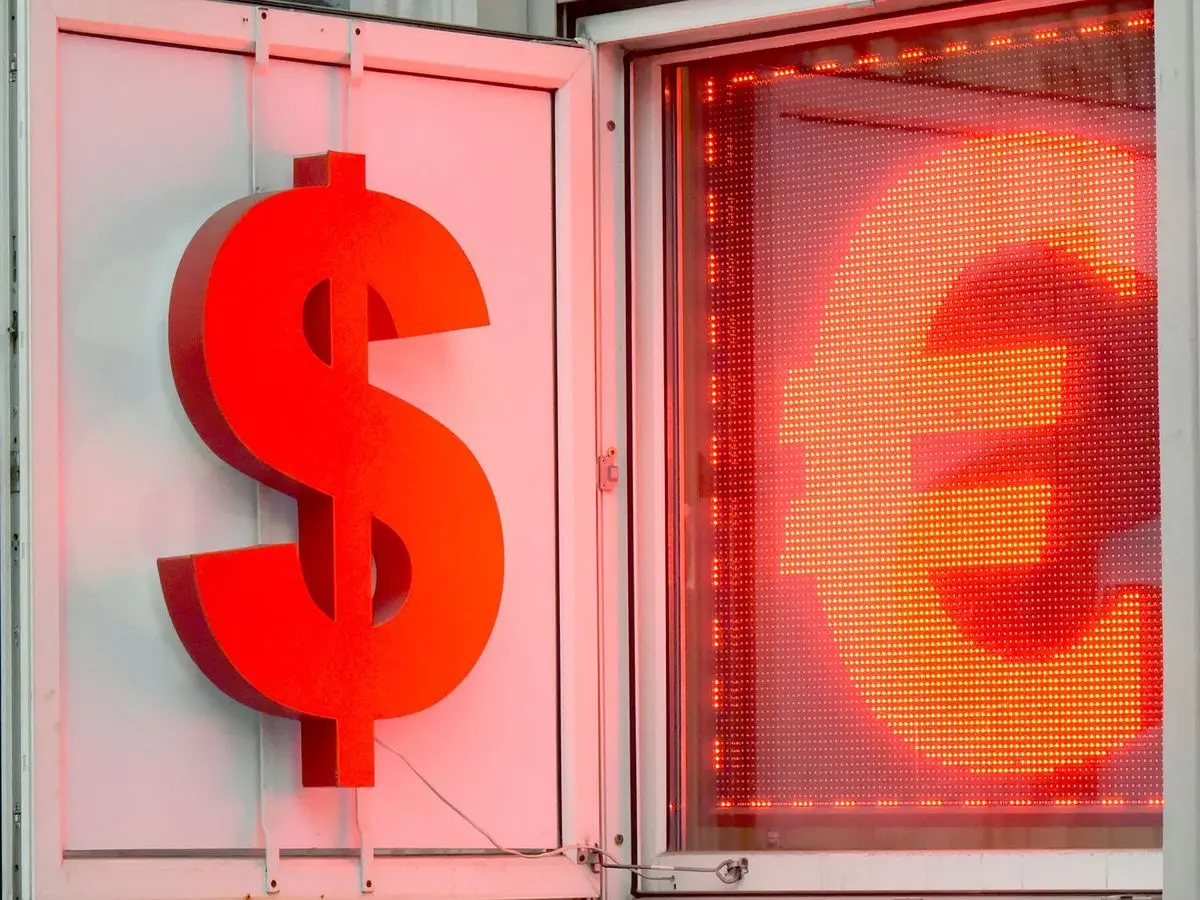 Dollar va yevroning qiymati 20 yil ichida ilk bor tenglashdi