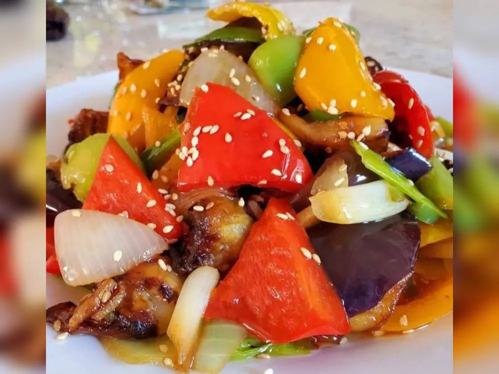 Foydali sabzavotlardan yorqin ko‘rinishga ega “Svetofor” salatini tayyorlaymiz