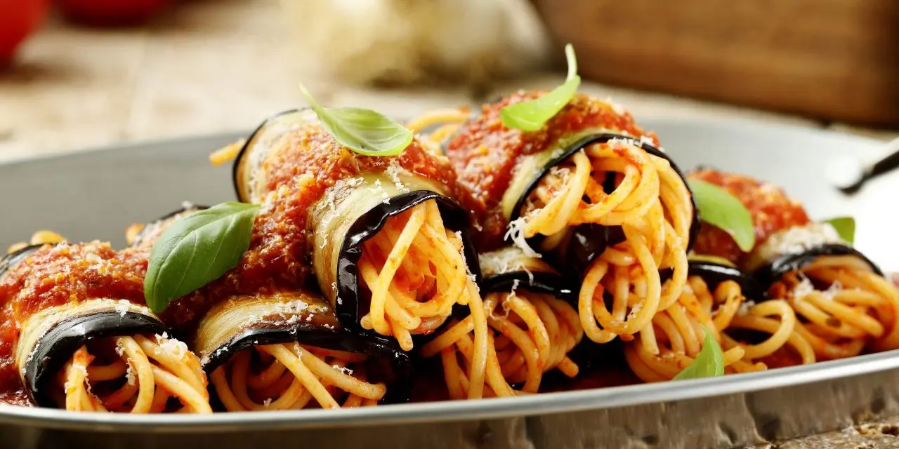 Pomidor qaylasi qo‘shilgan baqlajonli o‘rama spagetti retsepti