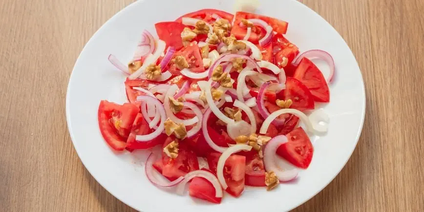 Bir zumda tayyorlanadigan pomidor va yong‘oqli salat retsepti