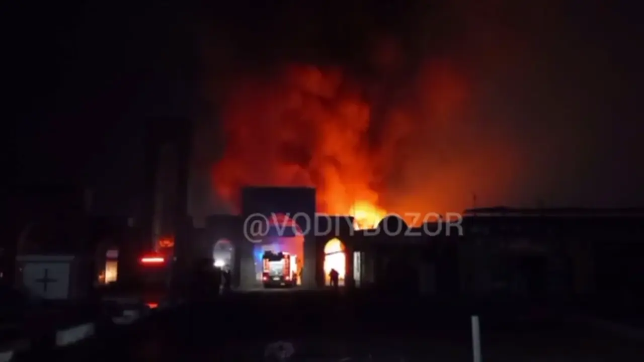 Fire breaks out at "Jahon Bozori" in Andijan (video)