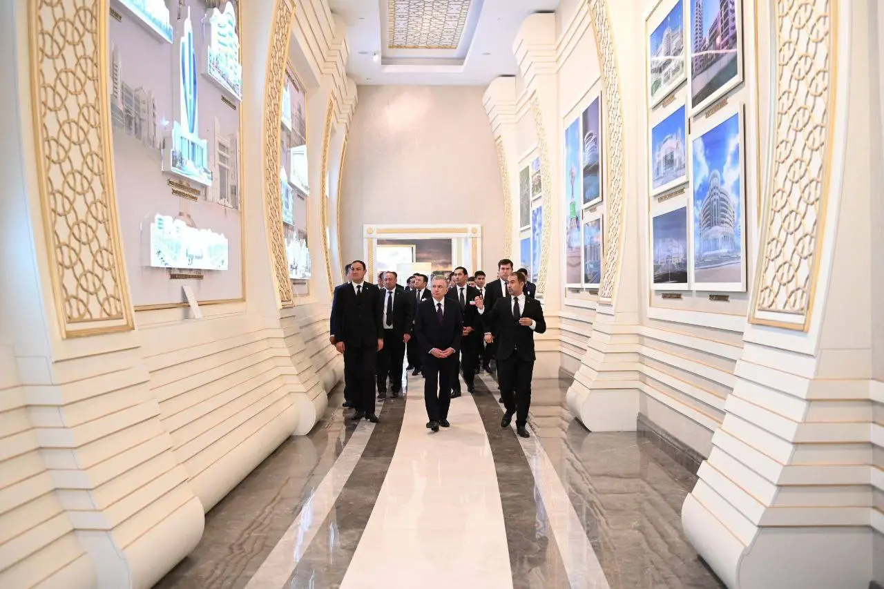 Shavkat Mirziyoyev visits "Halk hakydasy" memorial complex in Ashgabat (photo)