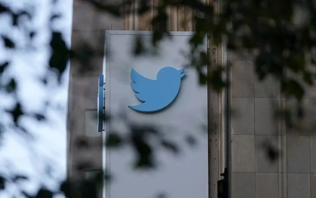 Twitter ishdan bo‘shatilgan o‘nlab xodimlari bilan bog‘lanib, qaytishni so‘ramoqda — Bloomberg