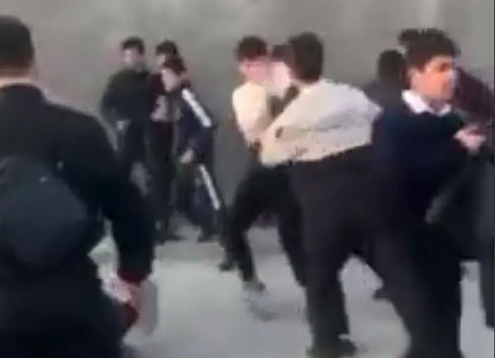 Toshkentda o‘quvchilar futboldagi janjal sabab mushtlashib ketdi (video)