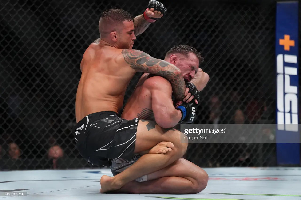 Dastin Porye UFC 281 doirasida kechgan jangda Maykl Chendlerni bo‘g‘ish usuli bilan taslim etdi