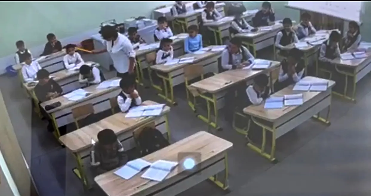 Buxorodagi maktabda o‘qituvchi sinfdagi deyarli barcha o‘quvchilarni urdi (video)