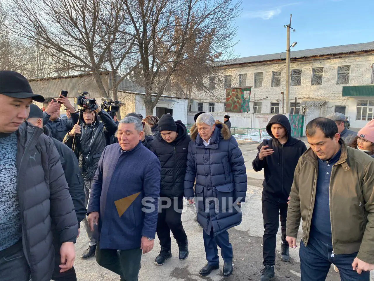Koloniyadan ozod qilingan Almazbek Atambayev Qirg‘izistonni tark etdi