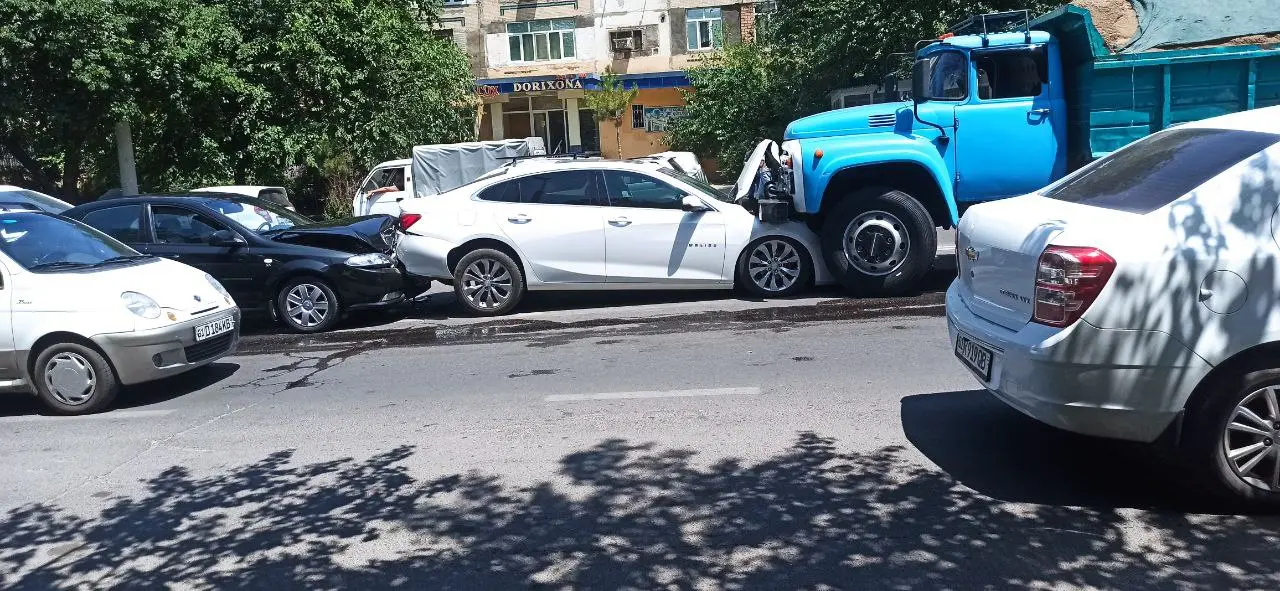 Тошкентда 6 та автомобиль иштирокида ЙТҲ содир бўлди 
