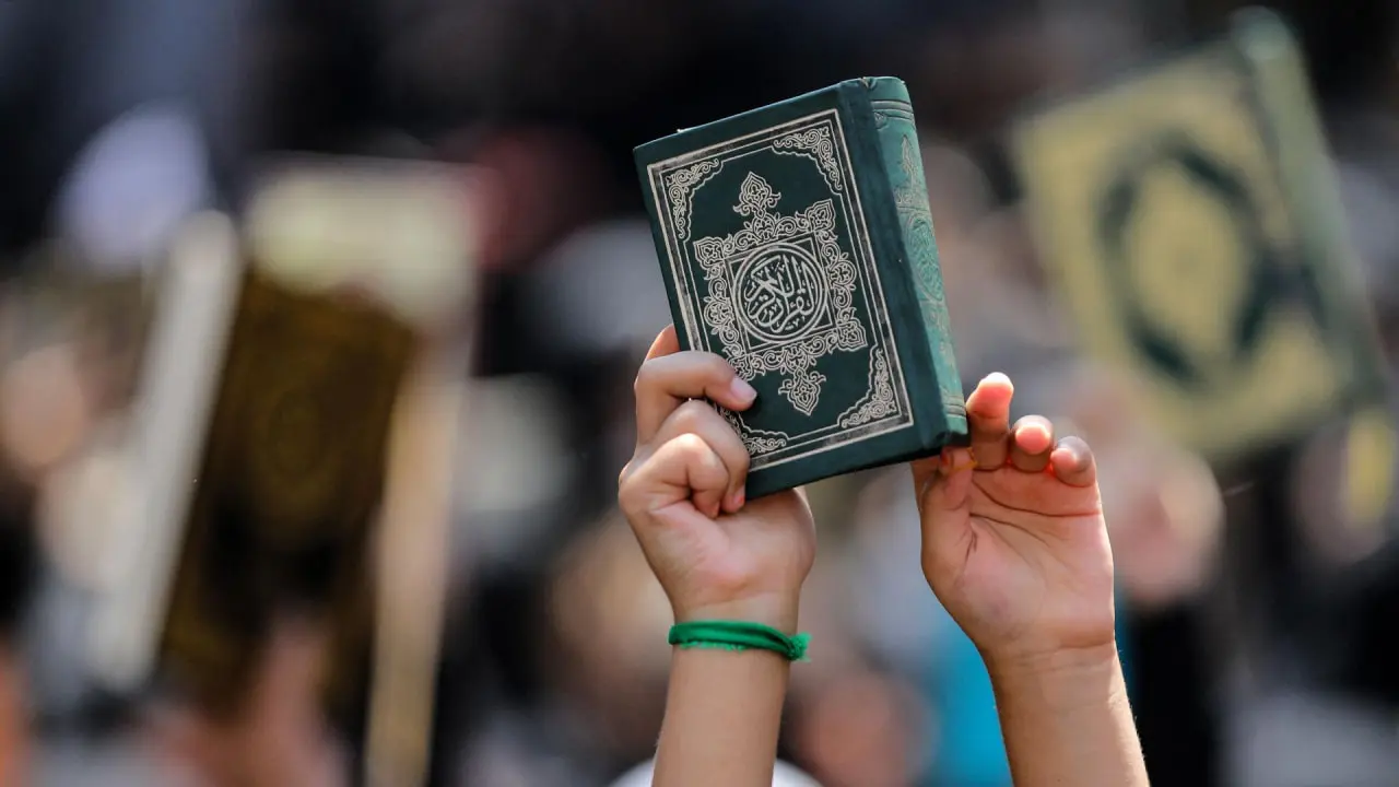 Avval tepib, ustiga sakrashgan: Shvetsiyada yana Qur’oni karim yoqib yuborildi (video)