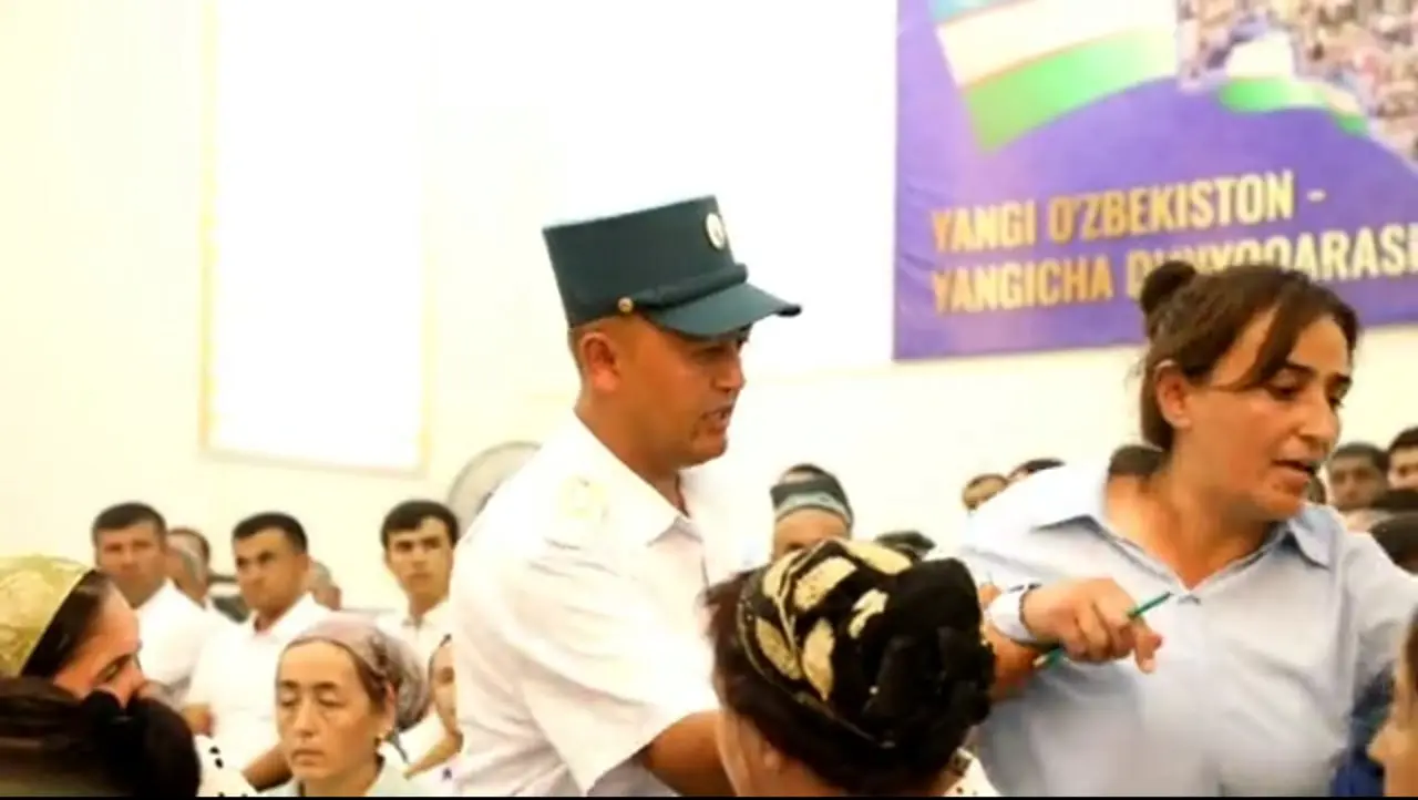 Surxondaryoda hokimdan adolat talab qilgan direktor kaltaklandi. Viloyat hokimi undan xabar olish uchun yo‘lga chiqdi (video)