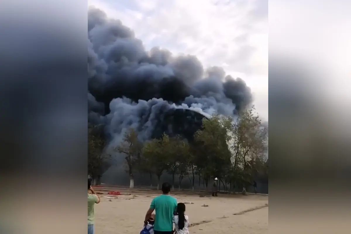 Navoiy viloyatidagi sport majmuasida yirik yong‘in sodir bo‘ldi (video)