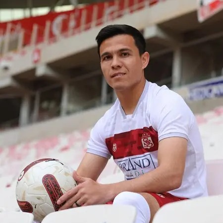 Rasman: Azizbek Turg‘unboyev — “Sivasspor” futbolchisi 
