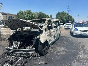 Toshkentda Mercedes-Benz mikroavtobusi yonib ketdi