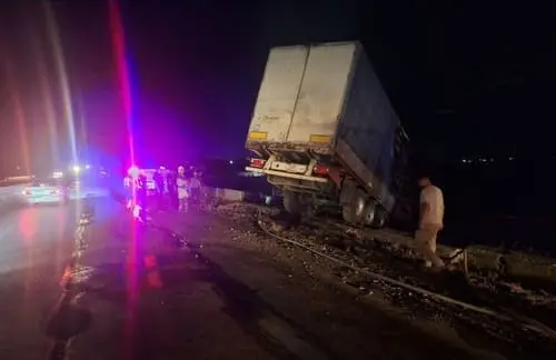 Samarqandda pastlikka tushib ketgan yuk mashinasida yong‘in chiqdi 