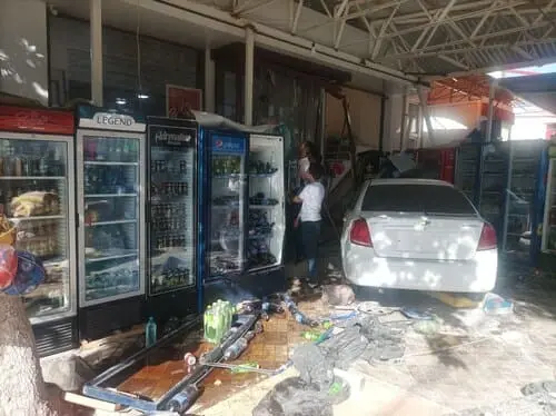 Samarqandda Lacetti yuqori tezlikda kelib, oziq-ovqat do‘koniga urildi 