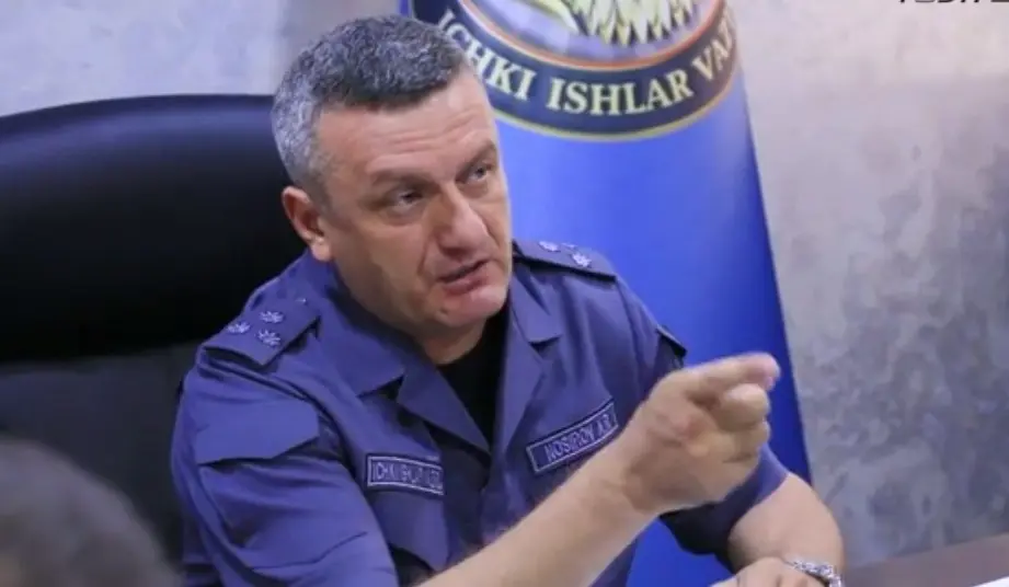 “Qizil chiroqda o‘tgan iflos haydovchini qarg‘anglar” — Andijonda qonunbuzar haydovchilarni jazolovchi yangi “tajriba” (video)