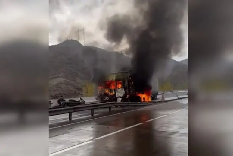 Qamchiq dovonida yana yuk mashinasi yonib ketdi (video)