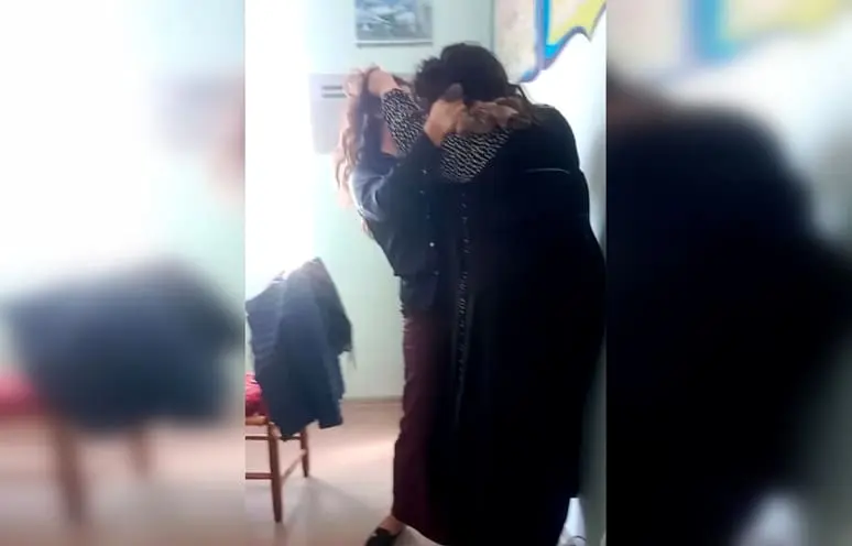 Хоразмда ўқувчининг онаси ва ўқитувчи ёқалашди