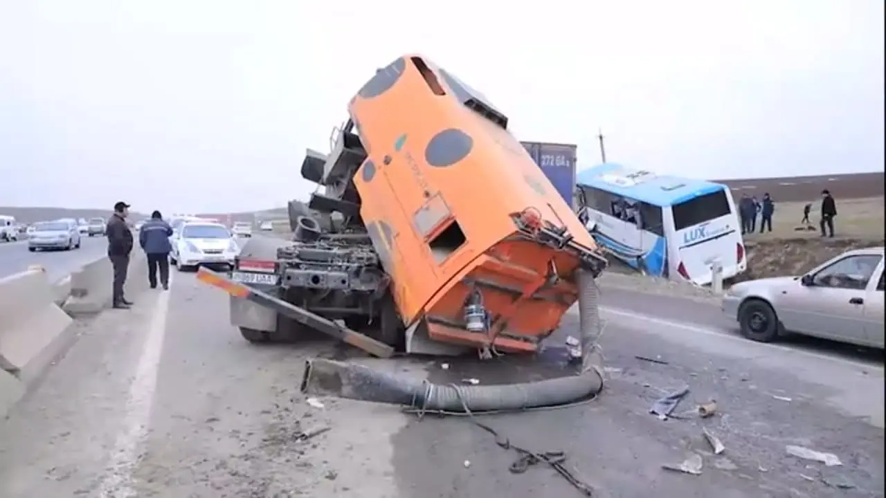 Jizzaxda avtobus va yo‘l tozalaydigan maxsus transport vositasi ishtirokida YTH sodir bo‘ldi (foto, video)