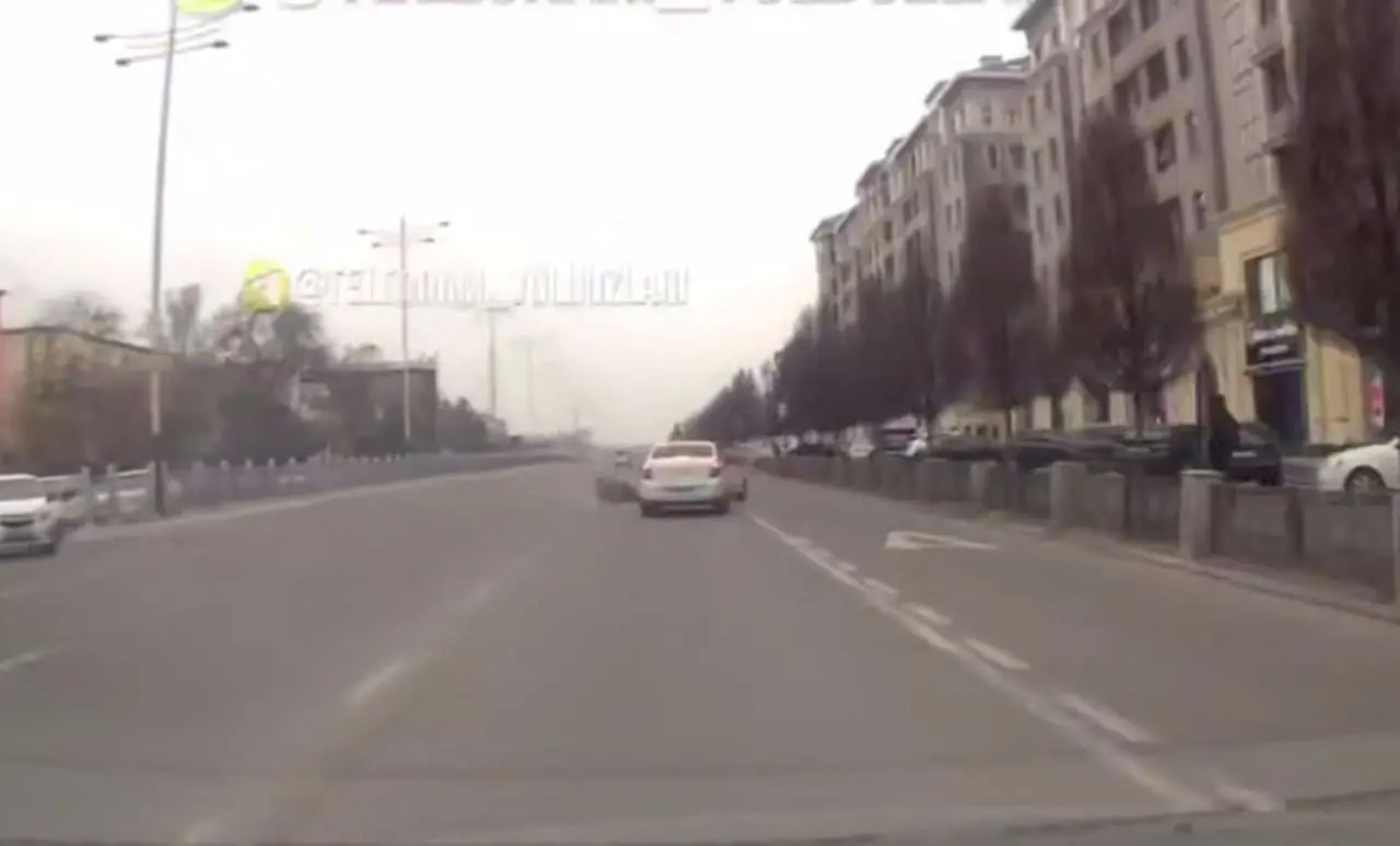 Toshkentda Gentra skuterni urib yubordi