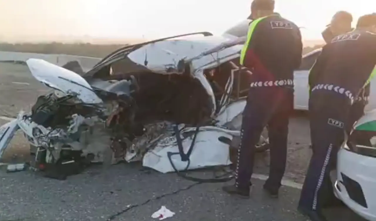 Jizzaxda rulda uxlab qolgan Matiz haydovchisi yuk mashinasiga urilishi oqibatida halok bo‘ldi 