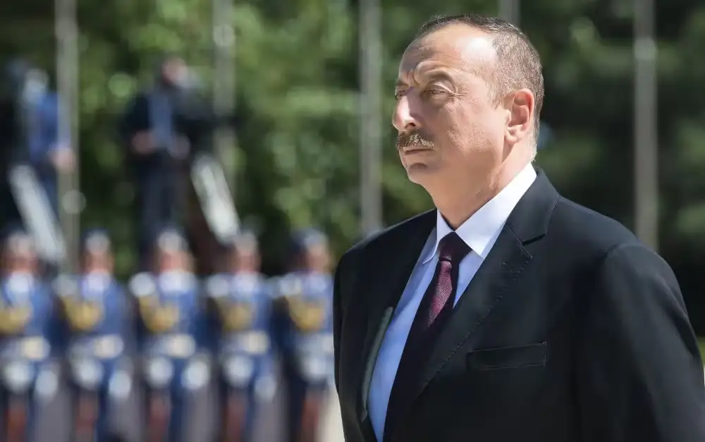 Озарбайжон президенти Путиннинг парадига боришдан бош тортди